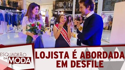 Lojista é abordada em desfile pelo Esquadrão da Moda