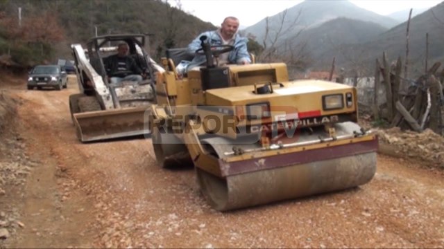 Report TV - Emigranti ndërton rrugën e fshatit Vinjollë, banorët e izoluar prej vitesh