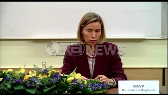 Ora News – Mogherini me studentë: Miratoni Vettingun, bëni hapa përpara