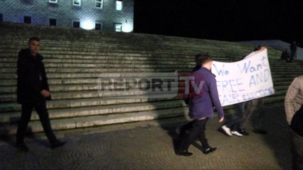 Report TV -  Të rinjtë e PD pankarta kundër Mogherinit: Duam zgjedhje të lira