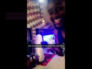 Seydina Alioune Seck raille son père Thione Seck, en pleine prière