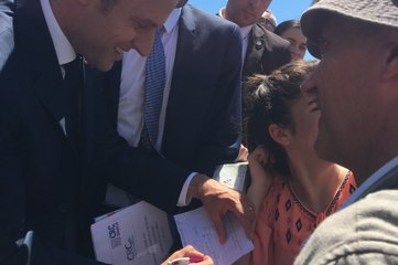 Emmanuel Macron signe leur mot d'excuses.