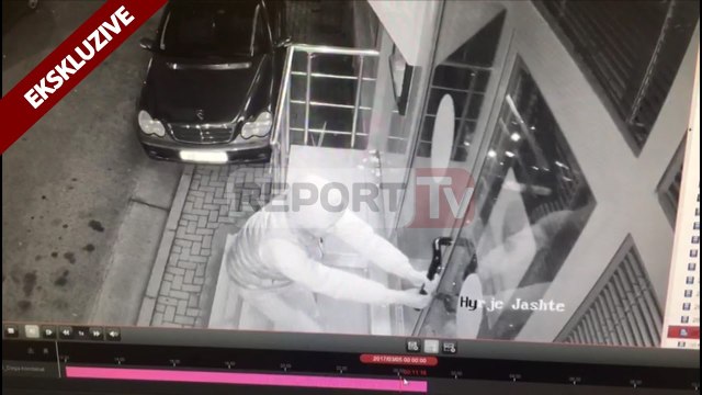 Report TV - Thyen xhamin e bankës me gurë futet brenda por nuk gjen paratë