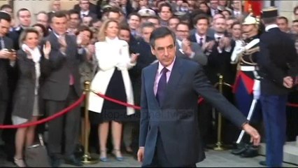 Fillon mbrohet nga e shoqja - Top Channel Albania - News - Lajme