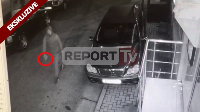 Report TV - Thyen xhamin e bankës me gurë futet brenda por nuk gjen paratë