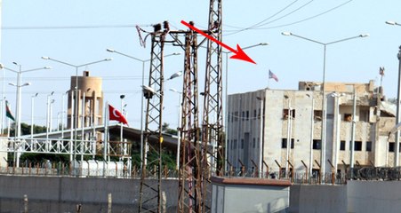 Terör Örgütü PYD Türkiye Sınırına İkinci ABD Bayrağını Astı