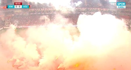 Eskişehirspor-Göztepe Maçı, Atılan Meşaleler Nedeniyle Uzun Süre Durdu