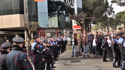 Report TV - Protestuesit e PD qëllojnë  me patate policët pranë çadrës
