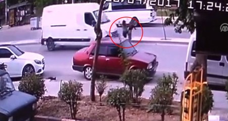 İzmir'deki Korkunç Kaza Güvenlik Kamerasında: İki Genç Kız Ağır Yaralandı