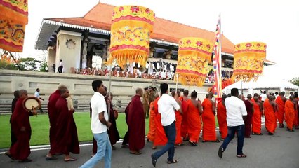Des moines sri-lankais honorent les 213 victimes de la mousson