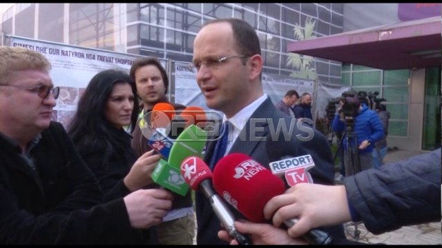 Ora News – Ngec Vettingu, opozita bojkoton, maxhoranca vendos të presë