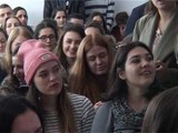 Shkrimtari Albatros Rexhaj mban ligjëratë me studentët e Universitetit të Gjakovës - Lajme
