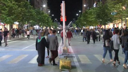 İnsan Seli Caddeyi Trafiğe Kapattı.