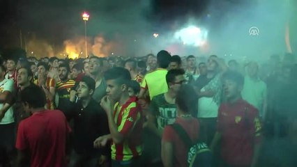 Göztepe Taraftarları Kutlama Yaptı