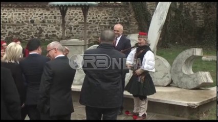 VIDEOLAJM - Rama përshëndet nga Korça, pozon me pushkë tek Mësonjëtorja