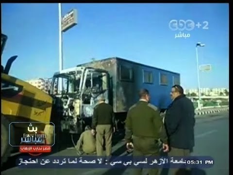 #بث_مباشر | طلاب جامعة أسيوط يشعلون النيران في سيارة ترحيلات تابعة للشرطة
