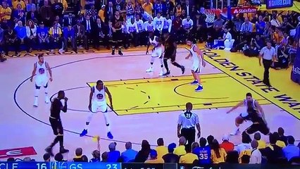 Kevin Durant bashe Kyrie Irving et plante à 3 points