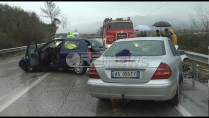 Ora News – Katër të plagosur nga përplasja e dy automjeteve në Papërr