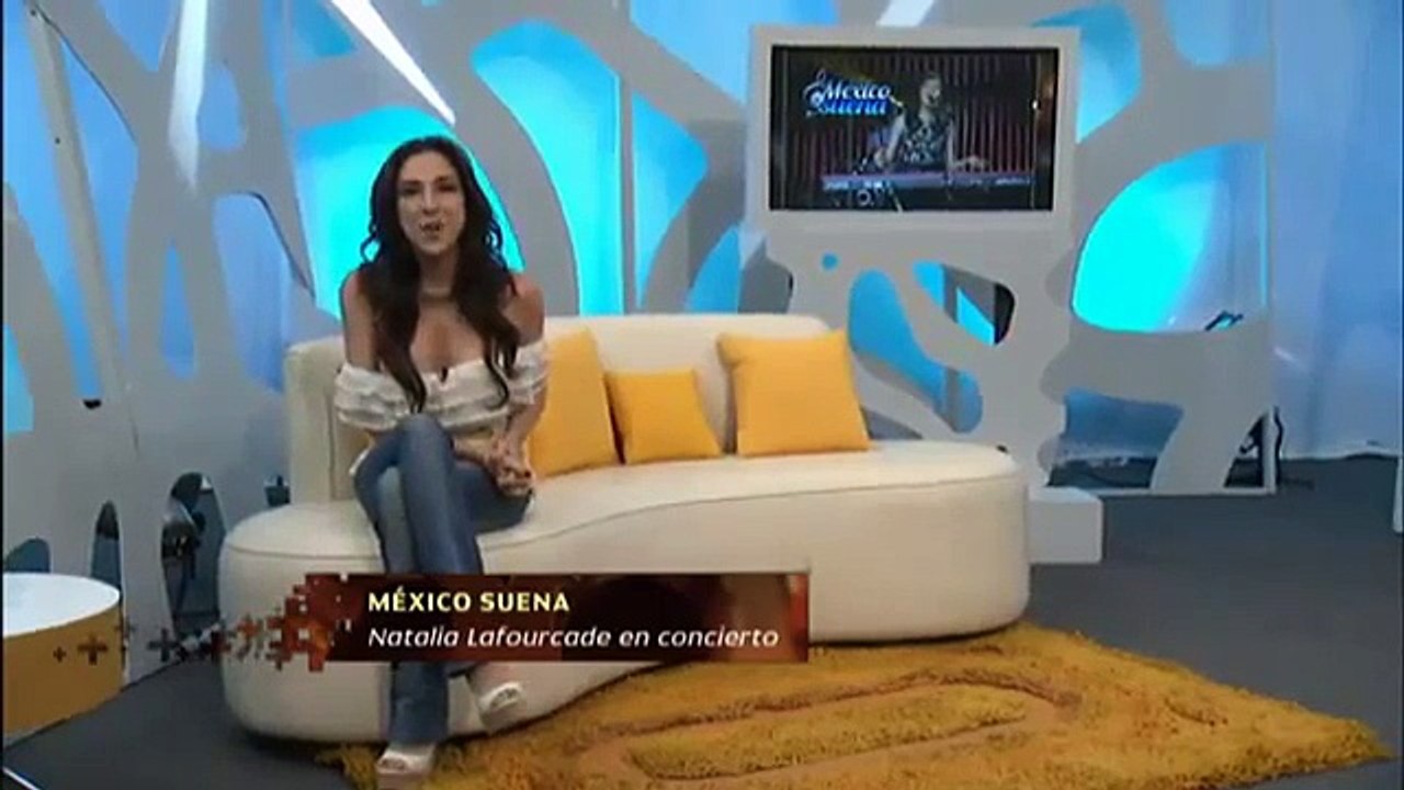 Elle perd son haut à la télévision mexicaine