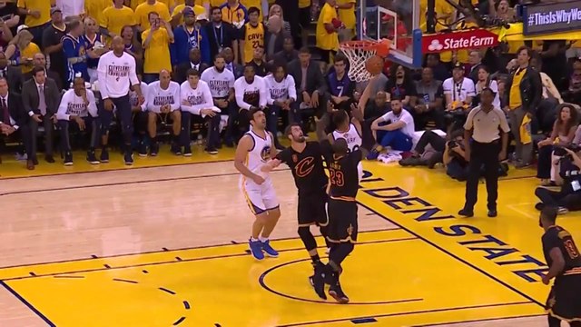 Stephen Curry Beats LeBron James - Cavaliers vs Warriors - Game 2 - NBA Finals - 04.06.2017