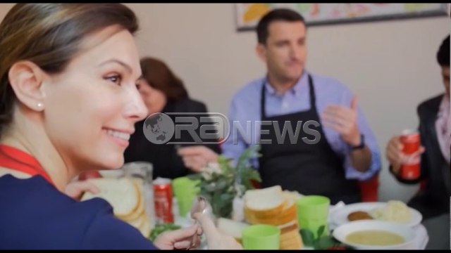 Ora News – Veliaj shtron drekë për gratë në nevojë në mensën sociale në Laprakë