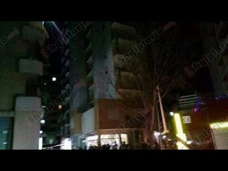 Report TV - Vlorë, maskat grabisin dhe djegin banesën e biznesmenit