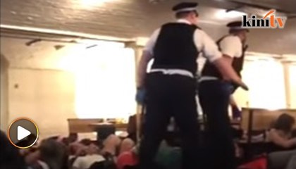 "Duduk, duduk!" jerit polis tenangkan orang awam