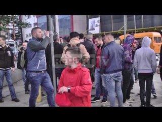 Report TV - Dënimet për Partizanin, tifozët  e kuq protestojnë përpara FSHF