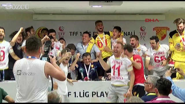 Göztepeli futbolcular Yılmaz Vural'ın basın toplantısını bastı