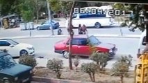 Minibüs, 2 Genç Kıza Çarparak Metrelerce Savurdu, Feci Kaza Kamerada!