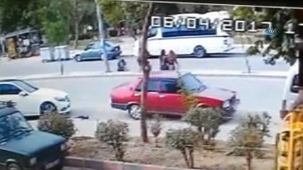 Minibüs, 2 Genç Kıza Çarparak Metrelerce Savurdu, Feci Kaza Kamerada!