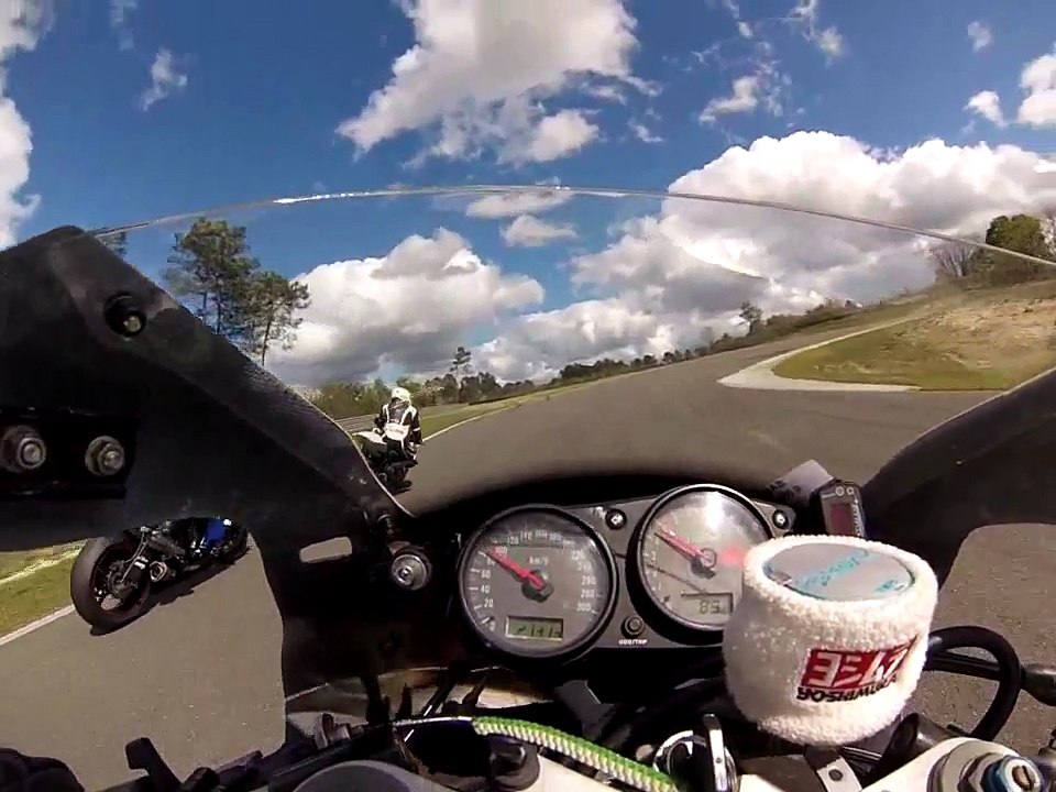 Quelques tours avec un Gex blanc et un R6 bleu , le 6 Mai 2017 à Saintonge niv2 ....