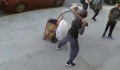 Yaşlı adama acımasızca vurdu!