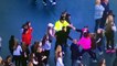 Emotion lorsqu'un un policier danse avec des enfants lors du concert hommage de Manchester