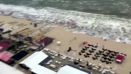 Un mini-tsunami déferle sur une plage aux Pays-Bas