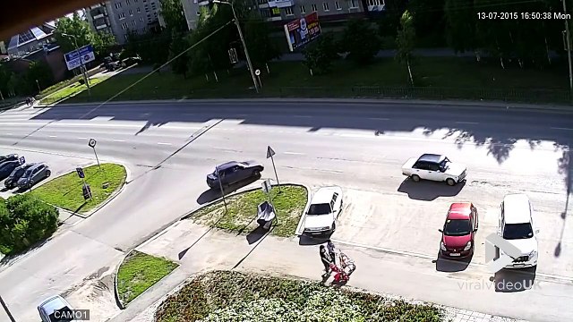 2 gamins sur un caddie au milieu de la route... WTF