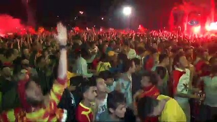 İzmir Sabaha Kadar Uyumadı