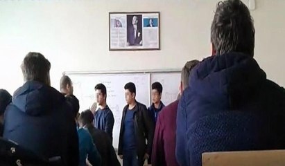 Lisede öğretmen dayağı kamerada