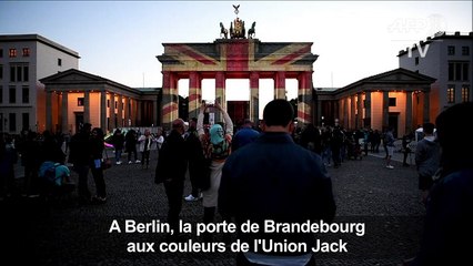 Berlin : la porte de Brandebourg aux couleurs de l'Union Jack