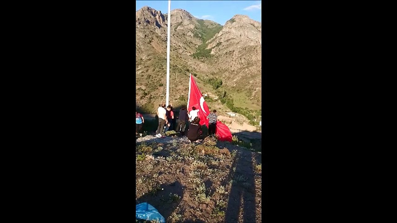 SOĞANLIK TEPESİNE DEV TÜRK BAYRAĞI