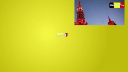 Une chèvre fait une petite surprise à un enfant