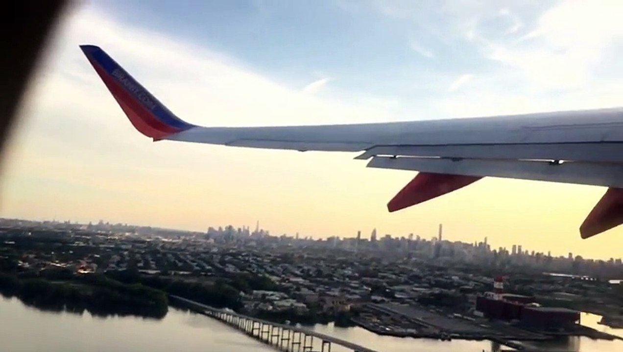 l'avion se fait percuter par un objet non identifié en plein vol !
