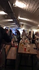 Ce moment terrifiant ou la police de Londres entre dans un bar pour coucher tout le monde !