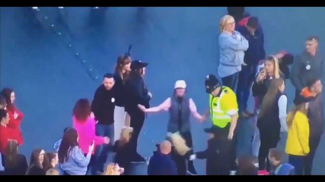 One Love Manchester : un policier danse avec des enfants, la vidéo qui fait le buzz