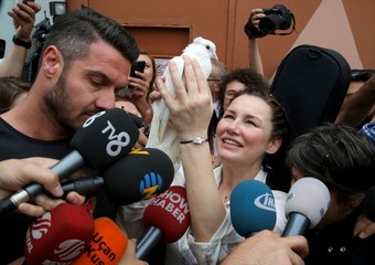 Cezaevinden Tahliye Olan Deniz Seki'nin Kolyesi Dikkatlerden Kaçmadı