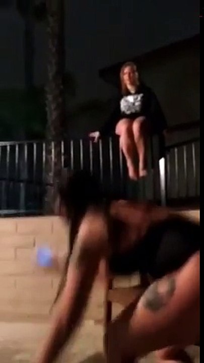 La fille bourrée qui tombe en arrière dans le jacuzzi