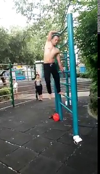 Ce gars s'amuse à faire  le drapeau humain... Abdos en acier