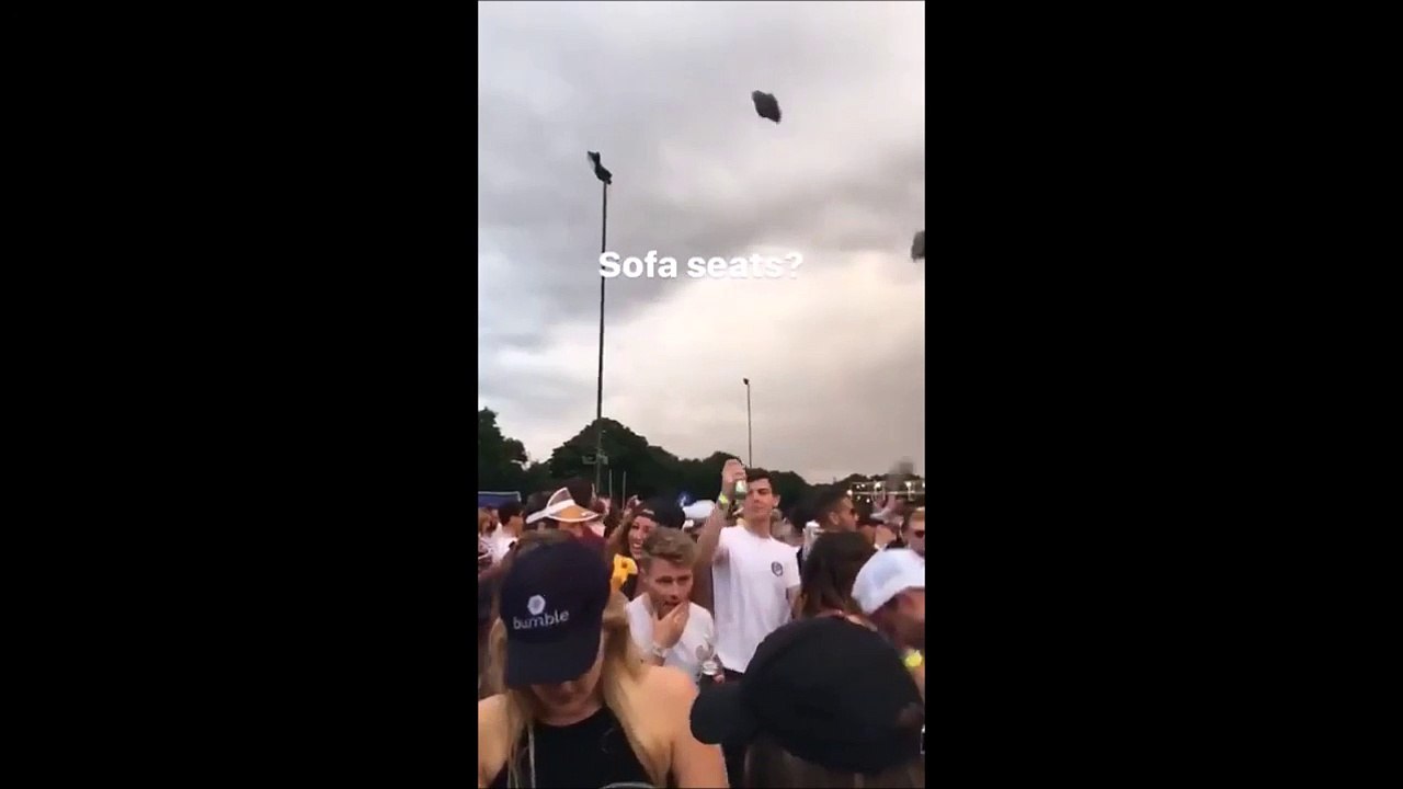 Quand tu te manges un coussin de canapé en pleine face pendant un festival