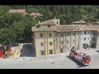 Ussita (MC) - Terremoto, cerchiaggio abitazione per sicurezza strada (05.06.17)