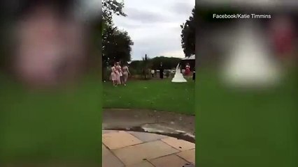 Un homme ayant la honte après que sa petite amie attrape le bouquet pendant un mariage